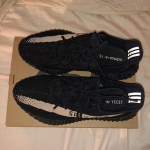 Black and white yeezy 350 size 11